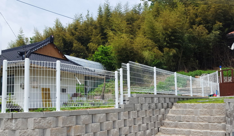 백색 메쉬휀스 입니다.