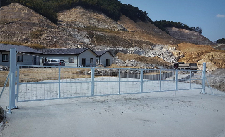 백색 4쪽접이 쌍문입니다