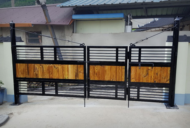 검정 목재쌍문입니다.